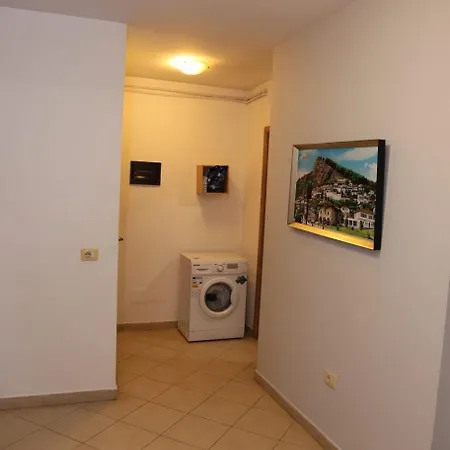 Ergi's Host טיראנה